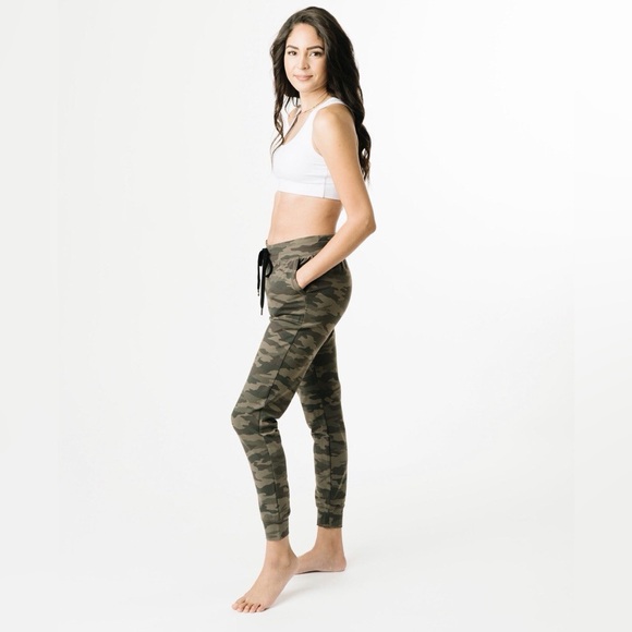 ZYIA Pants - ZYIA Green Camo Unwind Jogger Pants